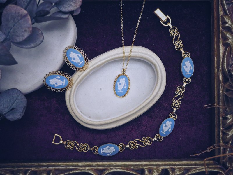 Wedgwood Classic Blue Relief Jade Set Necklace Earrings Bracelet – European and American Antique Jewelry - สร้อยคอ - เครื่องลายคราม 