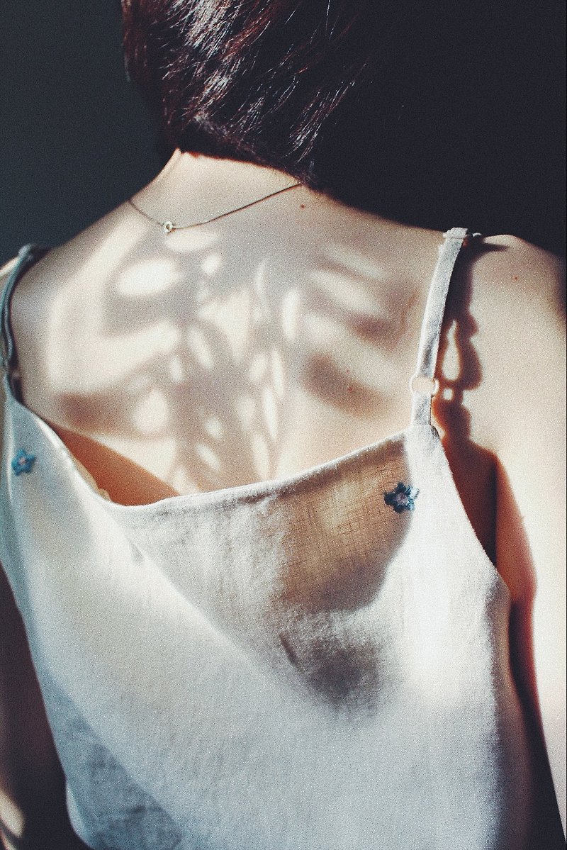 Lazzaro Bontanica Vest Implant Hand Embroidered Cotton Vest - เสื้อกั๊กผู้หญิง - ผ้าฝ้าย/ผ้าลินิน หลากหลายสี