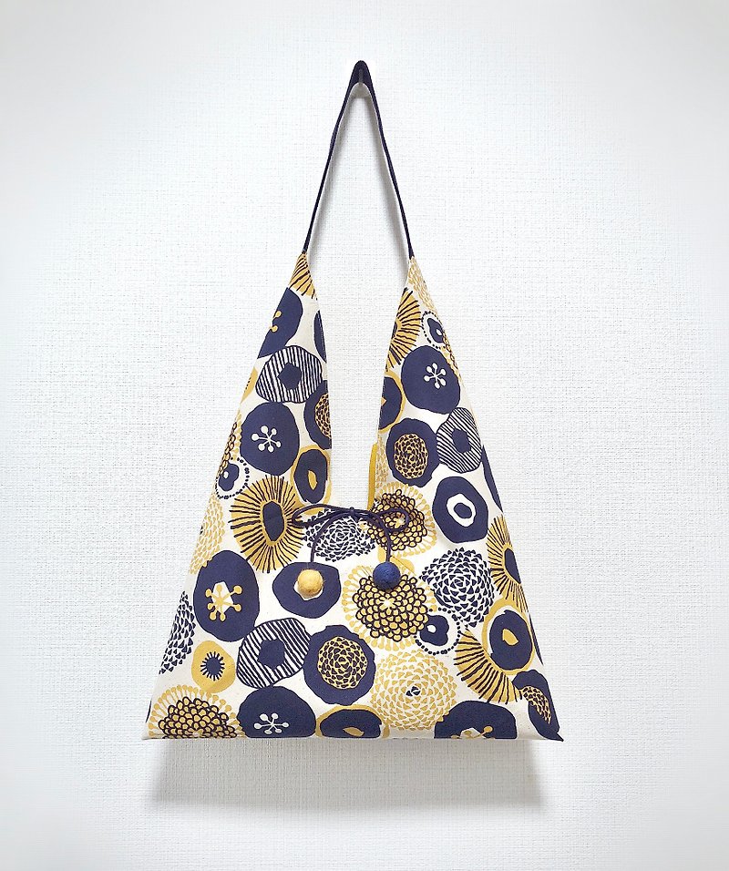 𣈱 款 再 再 / Japanese style 侧 side backpack / large size / blue and yellow round flower - กระเป๋าแมสเซนเจอร์ - ผ้าฝ้าย/ผ้าลินิน หลากหลายสี