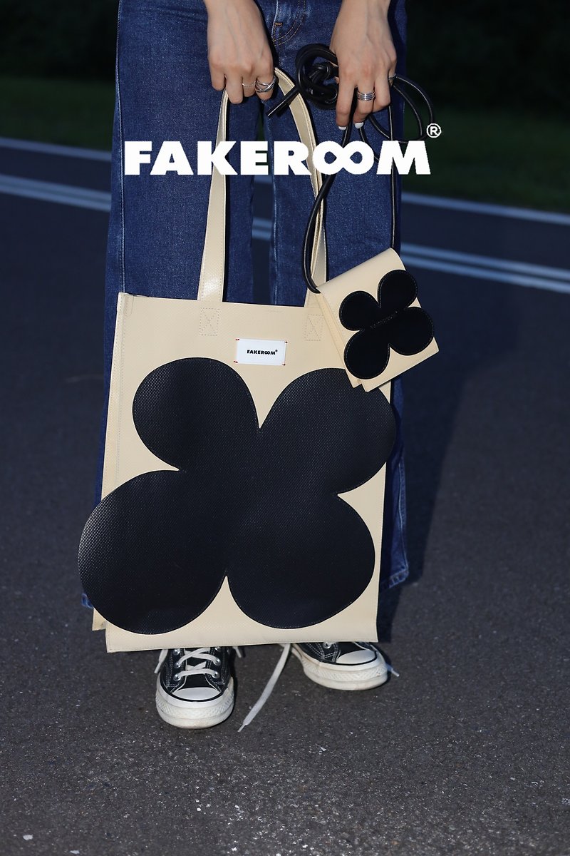 【FAKEROOM】Human Garden Classic Flower Shoulder Tote Bag - Beige (Medium) - กระเป๋าถือ - ไฟเบอร์อื่นๆ ขาว