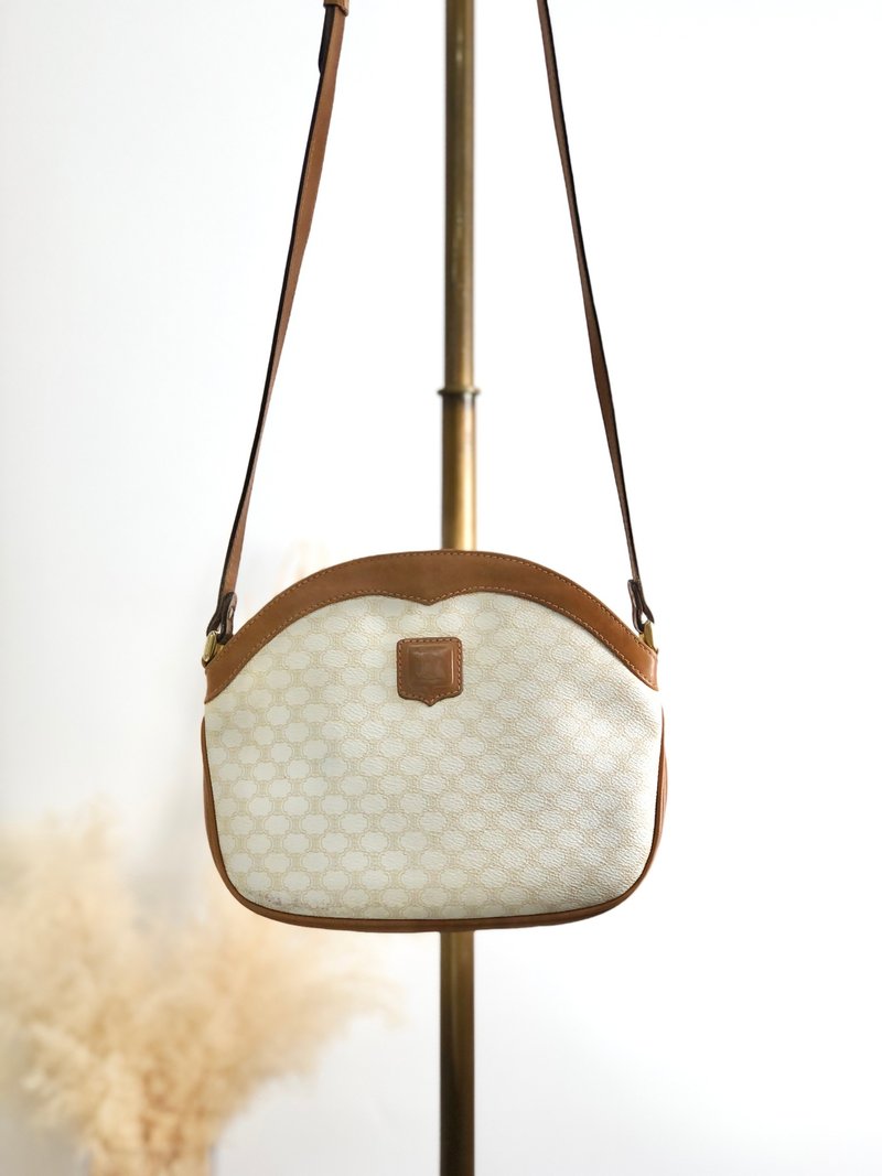 【 日本直送　名牌中古包 】CELINE セリーヌ マカダム ショルダーバッグ ホワイト ブラゾン型押し PVCレザー vintage オールド y88uii - 側背包/斜背包 - 防水材質 白色