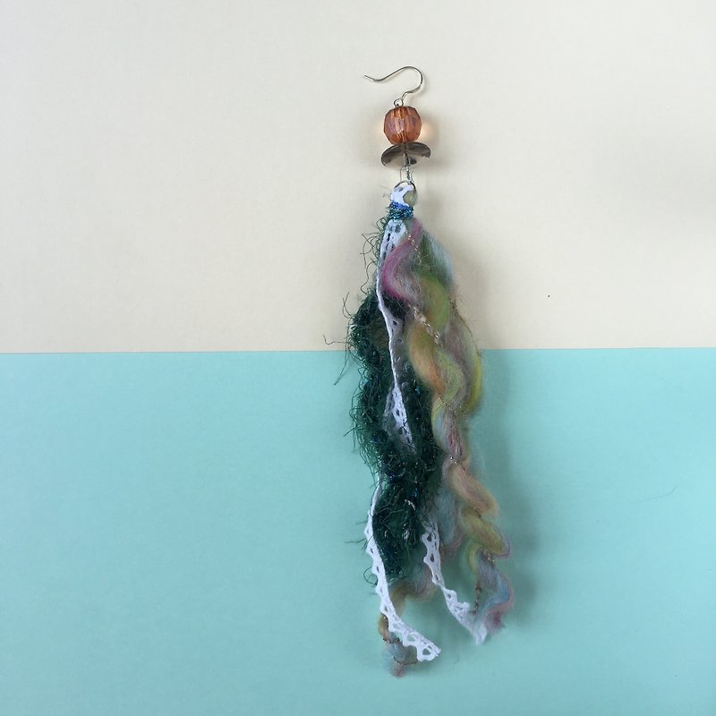 Handmade long tassel earrings (single piece)  |  Bohemia  |  Yellow brass  |  forest green - ต่างหู - ขนแกะ สีเขียว