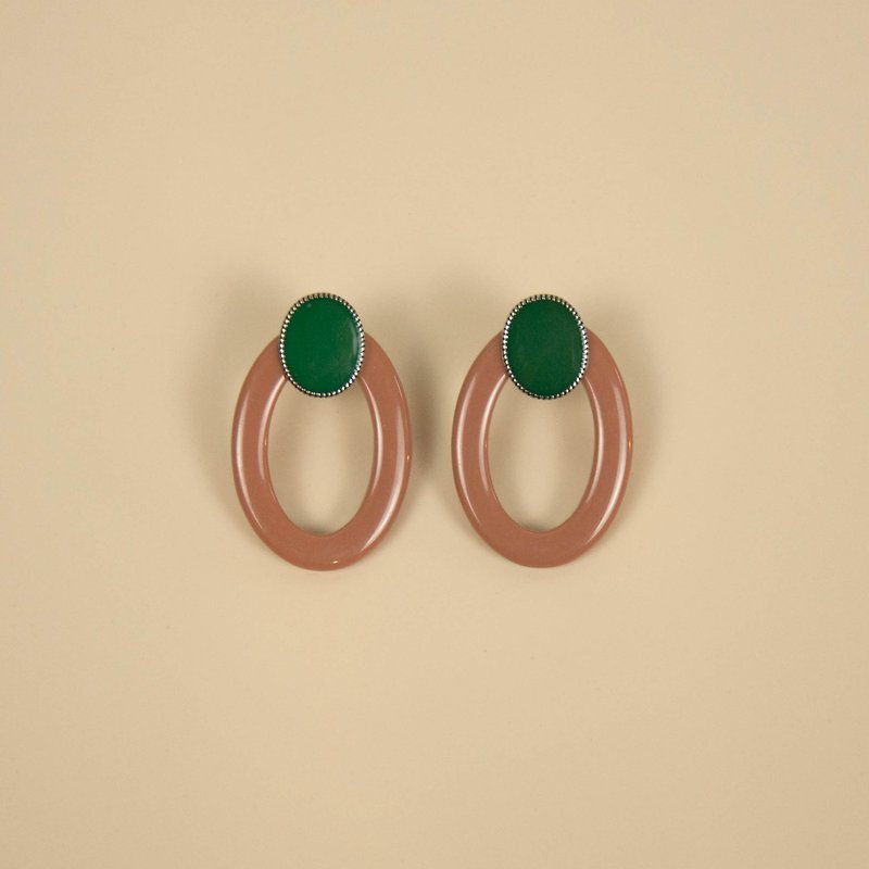 Green and Camel Oval Earrings - ต่างหู - อะคริลิค สีกากี