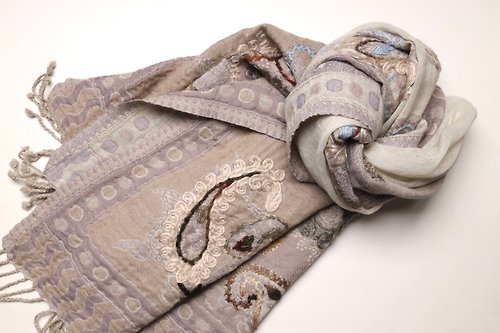 M31仙女星工作室 【母親節禮物】喀什米爾水煮羊毛手工刺繡圍巾披肩霧紫灰拼紗薄紗