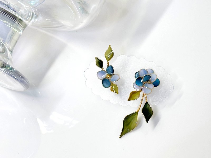 Ear acupuncture x Clip-On crystal flower_picking flowers (blue)_light dot jewelry - Earrings & Clip-ons - Resin White