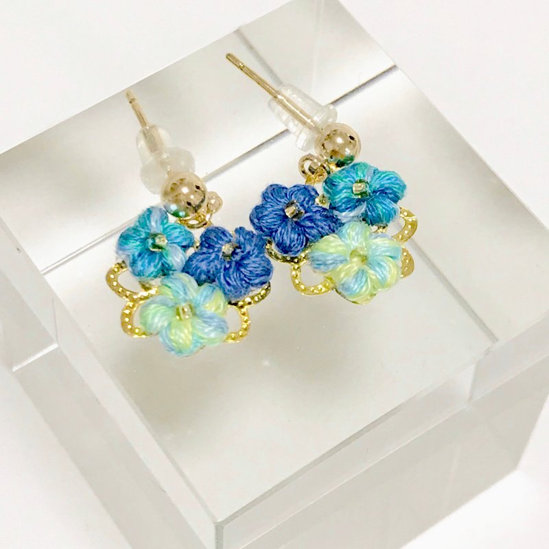 Crochet flower dangle earring - 耳環/耳夾/耳骨夾 - 繡線 藍色