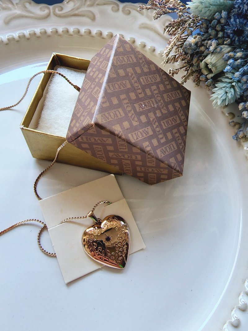 美國西洋古董飾品/ AVON玫瑰花紋仿紅寶石愛心吊墜/項鍊 - 項鍊 - 其他金屬 