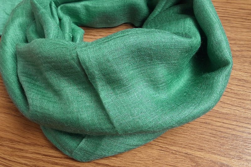【Grooving the beats】Wild Silk Hand Woven Stole / Shawl / Scarf / Wrap（Green） - ผ้าพันคอ - ผ้าไหม สีเขียว