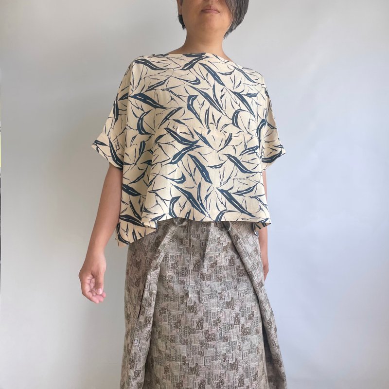 【1点もの】横づかいの幅広プルオーバー 袖付き 総手縫い -正絹 縮緬 羽織 解き 生成りに青の草 - 女上衣/長袖上衣 - 絲．絹 白色