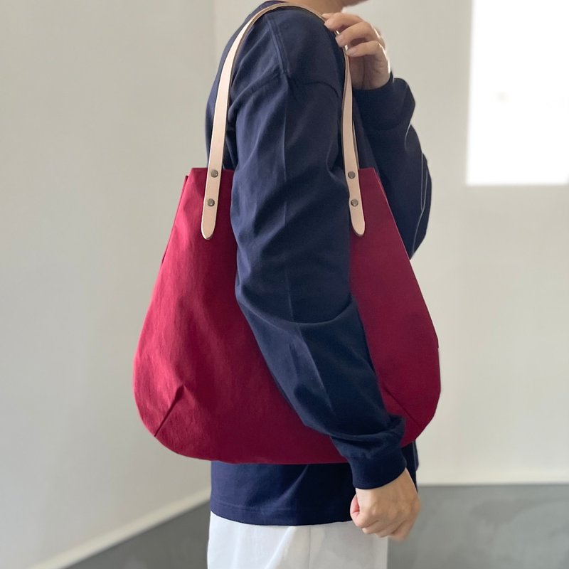 【2025再販】塩縮ナイロンと極厚ヌメの丸型トートバッグ-Mサイズ【ワインレッド】 - 手提包/手提袋 - 真皮 紅色