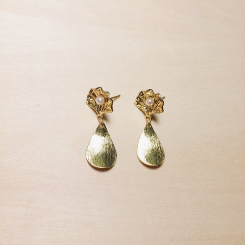 鳥嶼 Niaoyoo 復古珍珠貝殼拉絲彎曲水滴耳環