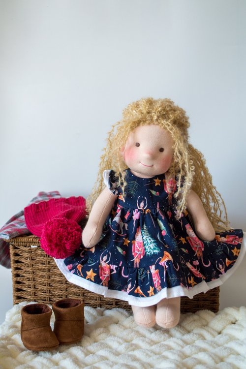 ウォルドルフ人形の女の子 12 インチ (30cm) - 発送準備完了
