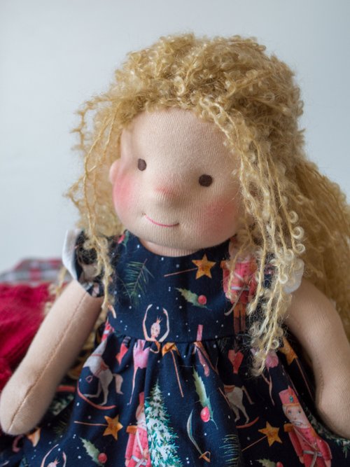 ウォルドルフ人形の女の子 12 インチ (30cm) - 発送準備完了