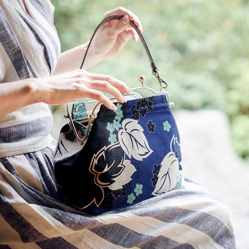 横長ベンリーがま口バッグ つたかずら 【 日本製 】ハンドバッグ Frame Bag - 手袋/手提包 - 棉．麻 藍色