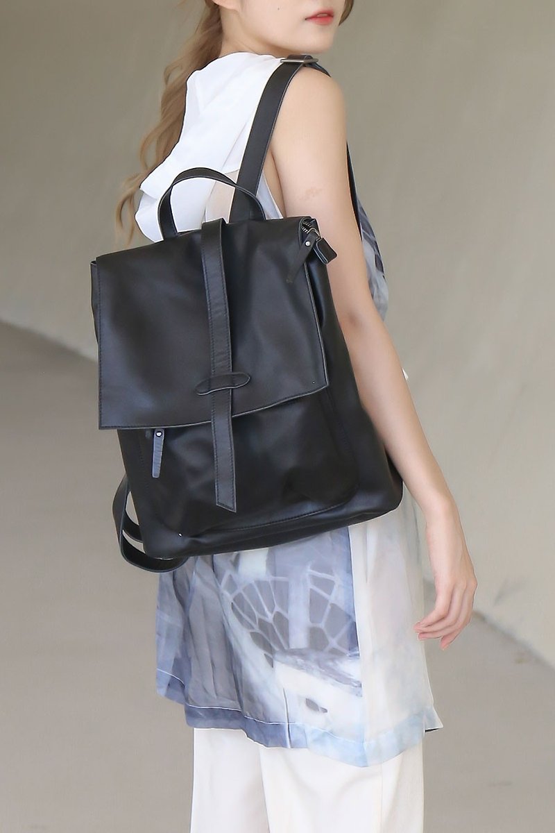 Multi-layer design square back backpack black - กระเป๋าเป้สะพายหลัง - หนังแท้ สีดำ