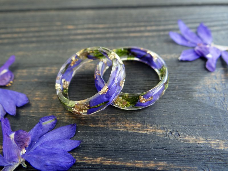 Resin ring Promise Stacking ring Artificial flowers Boho wedding jewelry Purple - แหวนทั่วไป - พืช/ดอกไม้ สีม่วง