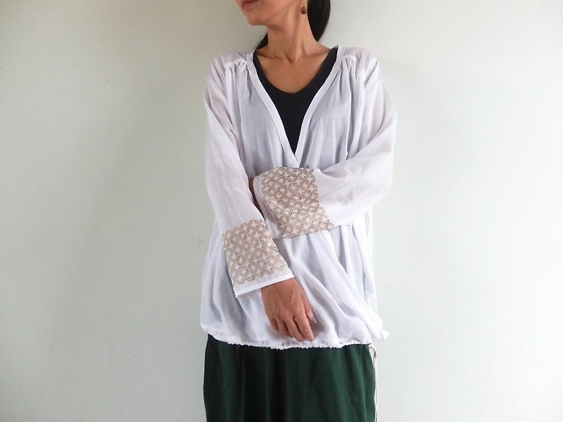Cache-coeur blouse with cloisonne pattern - เสื้อผู้หญิง - ผ้าฝ้าย/ผ้าลินิน 