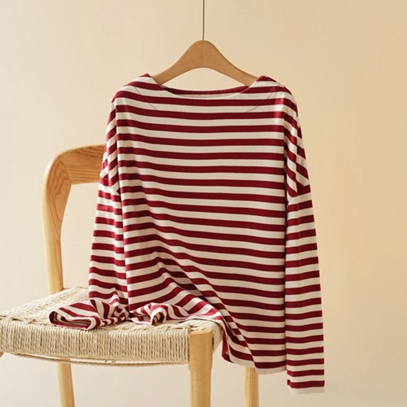 A striped cut-and-sew pullover that is easy to wear and feels good against the skin. Red and off-white 240921-3 - เสื้อผู้หญิง - ผ้าฝ้าย/ผ้าลินิน 