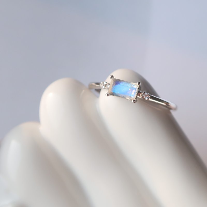 / The sky after the rain/ Stone Moonstone 925 Sterling Silver Handmade Natural Stone Ring - แหวนทั่วไป - เงินแท้ สีน้ำเงิน