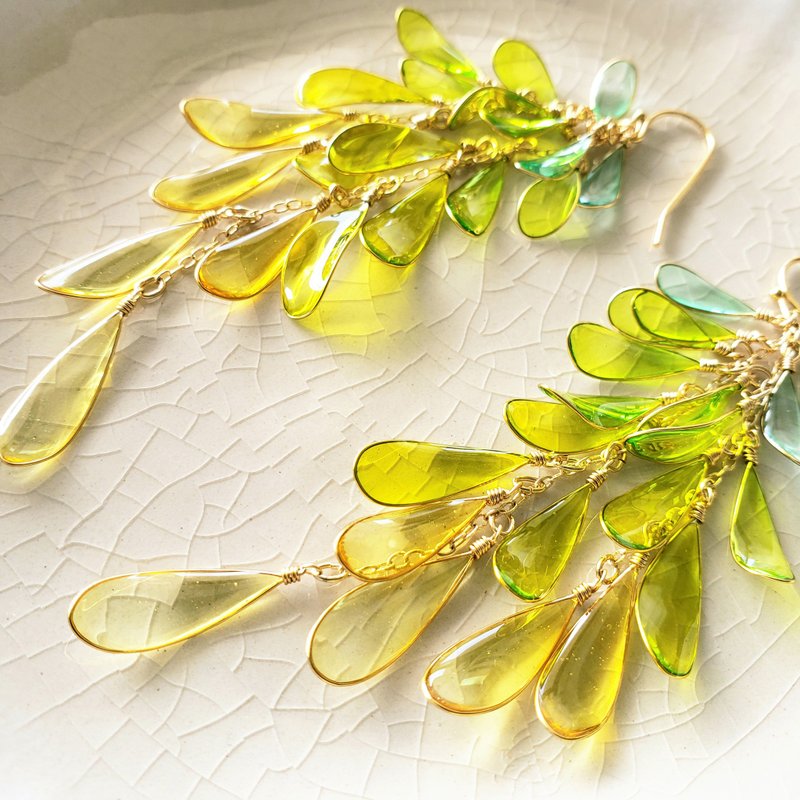 yellow-green gradation fringe pierced or clip-on earrings - ต่างหู - เรซิน สีเหลือง