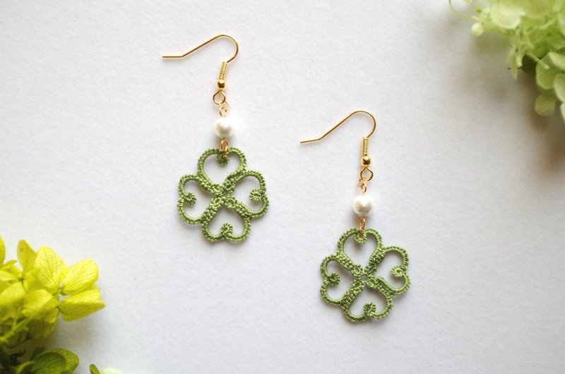 Tatting lace four-leaf clover and cotton pearl earrings - Earrings & Clip-ons - Cotton & Hemp Green