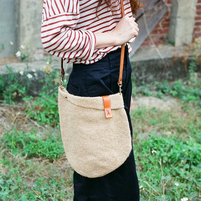 Skewed shoulder bag - กระเป๋าแมสเซนเจอร์ - ผ้าฝ้าย/ผ้าลินิน สีแดง