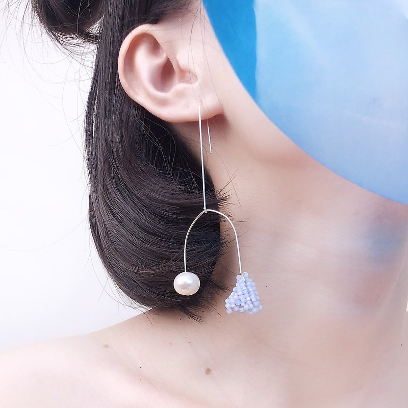 Simple asymmetric bead embroidery small exquisite pearl hypoallergenic earrings - ต่างหู - เงินแท้ สีน้ำเงิน