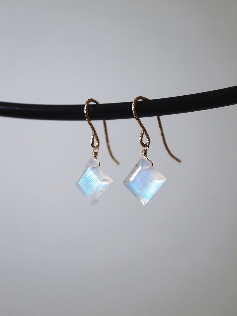 14KGF Moonstone Magic Blue Natural Stone Earrings Short Reversible Ear Clips - Earrings & Clip-ons - Gemstone Transparent