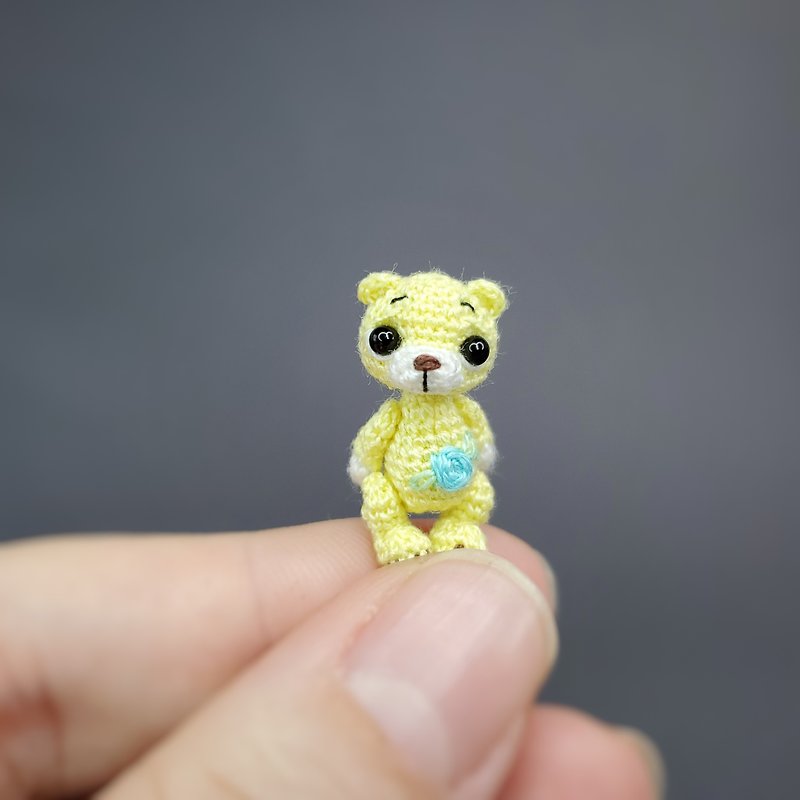 Extreme micro crocheted teddy bear. Dollhouse miniature. Miniature amigurumi. - ตุ๊กตา - ผ้าฝ้าย/ผ้าลินิน สีเหลือง