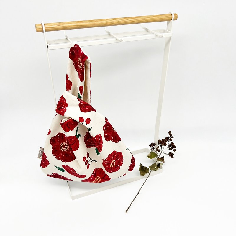 [Bibi the Bear] Hand-painted red camellia Japanese-style wrist bag knotted bag - กระเป๋าถือ - ผ้าฝ้าย/ผ้าลินิน สีแดง