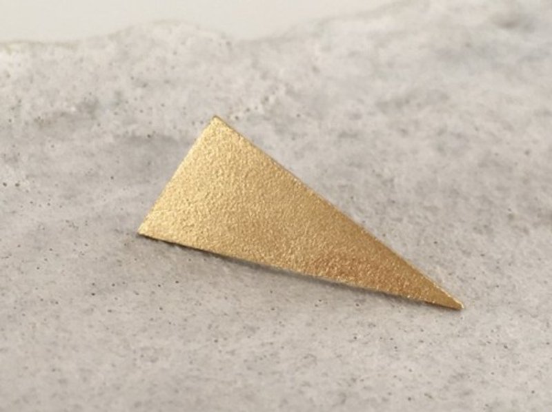 Sandy Triangle Pin Broach◇三角真鍮ピンバッジ／タイタック 2 - 胸針 - 其他金屬 