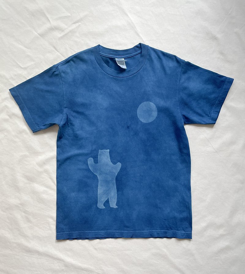 Indigo dyed Moon, Polar Bear and Deer T-shirt Tie-dye Full moon Night sky Unevenly dyed MOON DEER Bear Indigo dyed Indigo dyed - เสื้อฮู้ด - ผ้าฝ้าย/ผ้าลินิน สีน้ำเงิน