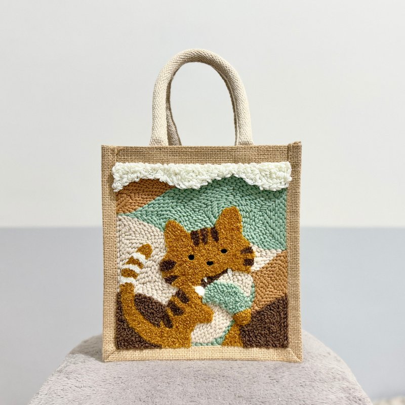 【設計師原創手作】俄羅斯刺繡提袋 × 咬咬拖鞋滾 - 手提包/手提袋 - 棉．麻 卡其色