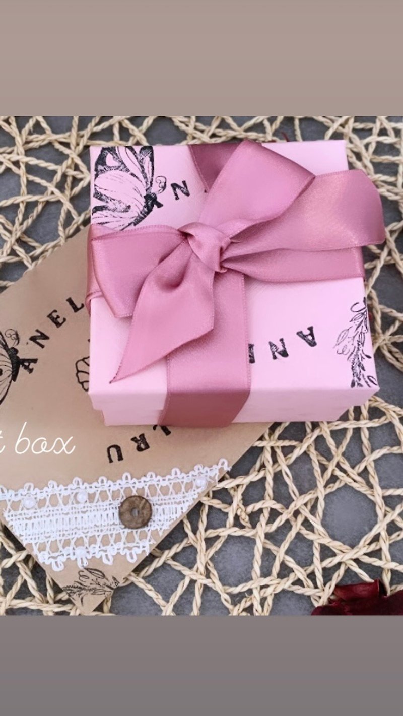 Plus a small gift package ,The packaging is small.gift box - เข็มกลัด - กระดาษ สึชมพู