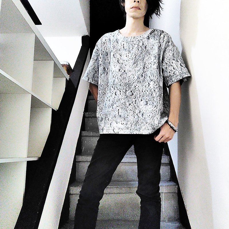 月球印花中性寬鬆上衣(男) Ray77 Galaxy - 男 T 恤 - 棉．麻 灰色