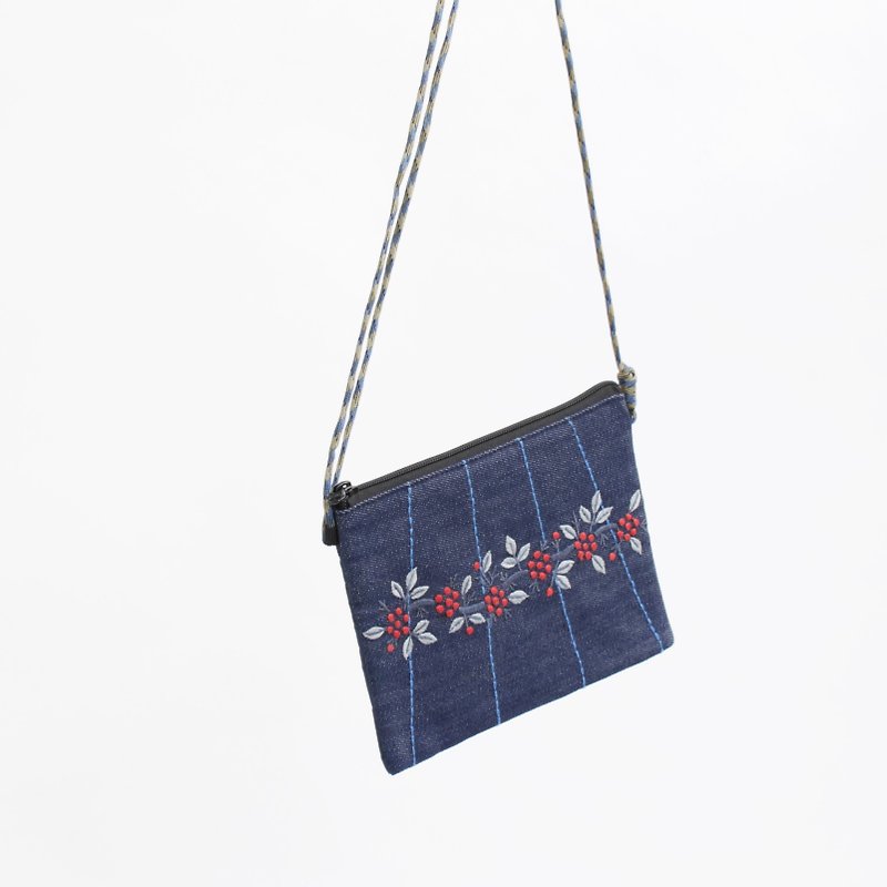 Wild strawberry embroidery / embroidery - กระเป๋าเครื่องสำอาง - ผ้าฝ้าย/ผ้าลินิน สีน้ำเงิน