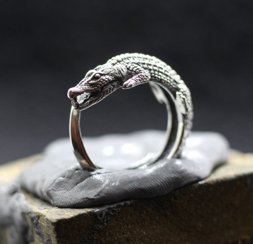 ワニのフィギュア 調節可能なジュエリーシルバーリング。ワニの