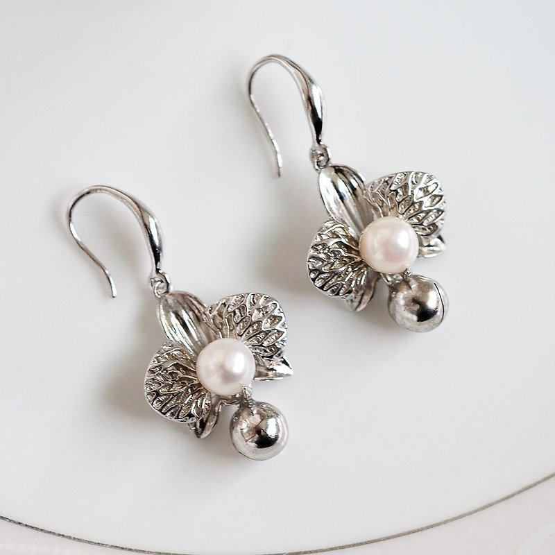 銀鈴蘭花貝珠耳環 925純銀飾 - 耳環/耳夾 - 其他金屬 銀色