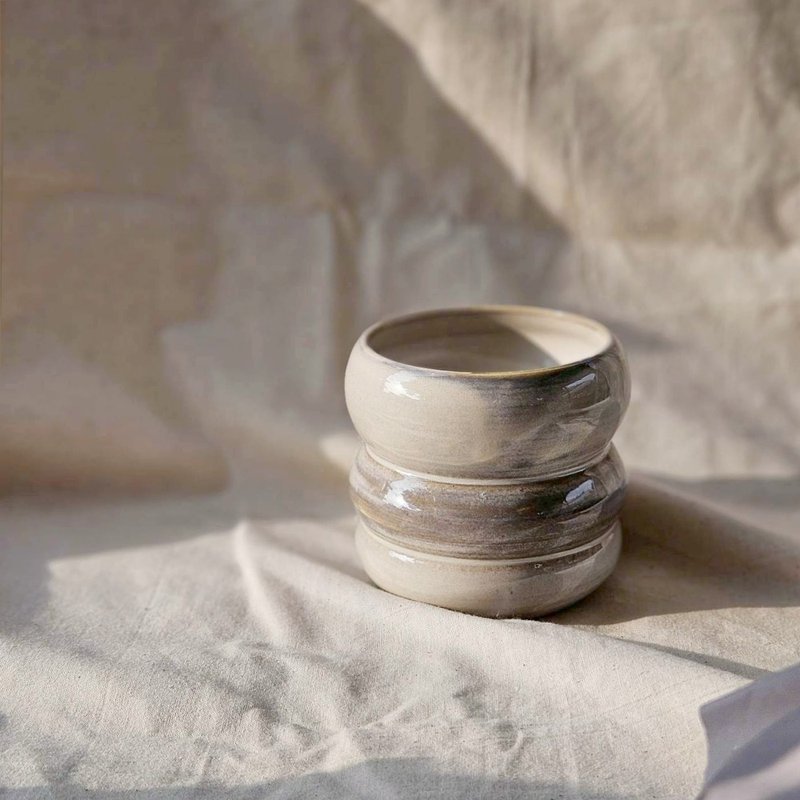 斑斕亮白 胖胖花器 雲朵瓶 - 花瓶/花器 - 陶 白色