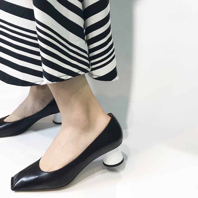 Conical leather low heel shoes || Dali graphite black on the beach|| #8141 - รองเท้าหนังผู้หญิง - หนังแท้ สีดำ