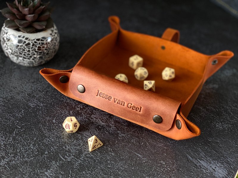 Personalized Leather Dice Tray with Dice Storage DND Dice Box with Rolling Tray - 桌遊/牌卡 - 真皮 橘色