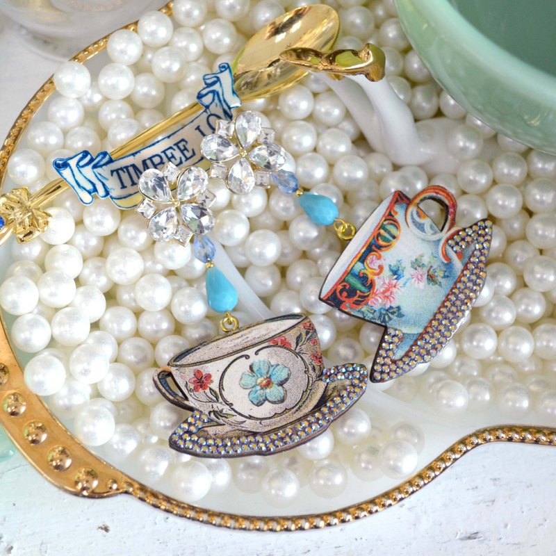 復古茶杯圖案木片耳環 綴施華洛水晶 - 耳環/耳夾/耳骨夾 - 其他材質 多色