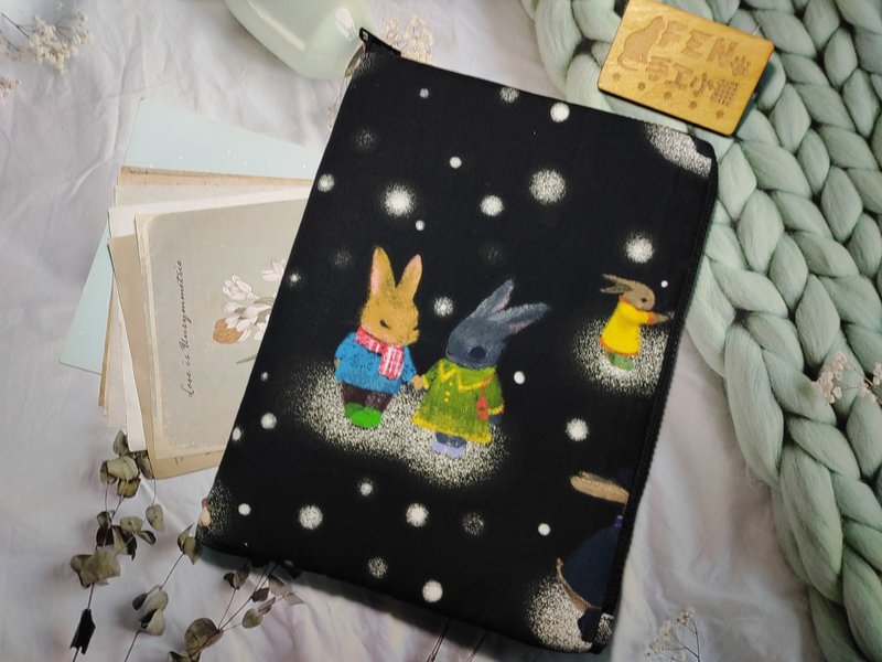 Japan's limited edition Oxford cotton winter picture book rabbit cloth-L-shaped zipper bag plus cotton ipad 11-inch protective bag - เคส/ซองมือถือ - ผ้าฝ้าย/ผ้าลินิน 