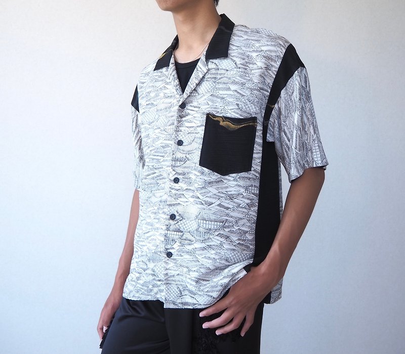 UMUI BLACK LABEL  メンズシルクシャツL　白に線画×黒に稲妻　パターンクラッシュ　正絹着物アップサイクル　オープンカラーシャツ - シャツ メンズ - シルク・絹 