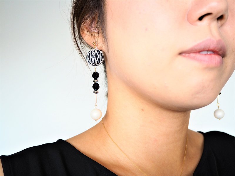 tachibanaya Japanese TEMARI earrings Black Cotton pearl - ต่างหู - งานปัก สีดำ