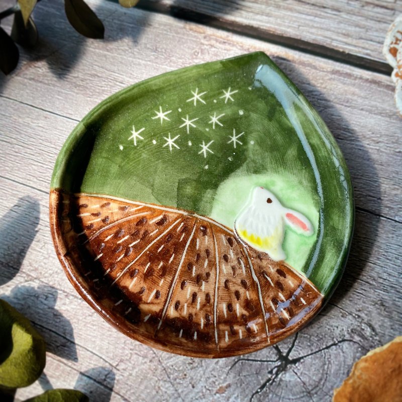 [Handmade Plate Gift Box] White Rabbit Looks Up at the Starry Sky (Small Plate) | Ceramic Card Writing - จานและถาด - เครื่องลายคราม สีเขียว