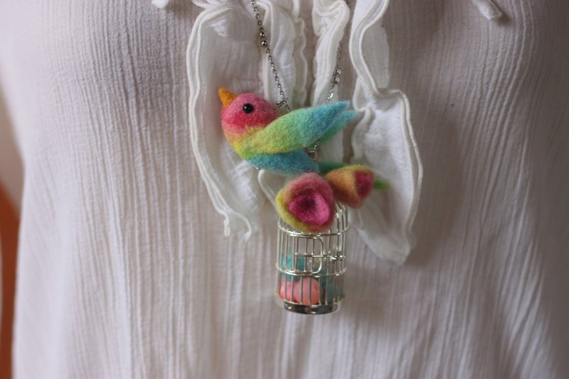 Candy Color Rainbow Bird Silver Birdcage Necklace - สร้อยคอ - ขนแกะ หลากหลายสี