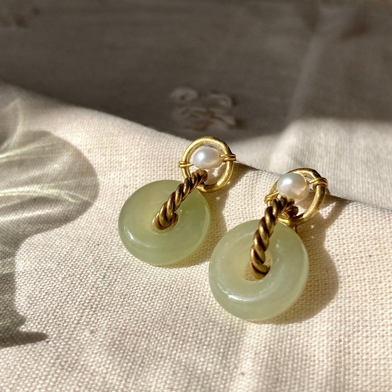 老林雜貨 | 和田玉珍珠黃銅耳環 (針式 / 夾式) - 耳環/耳夾 - 玉石 綠色