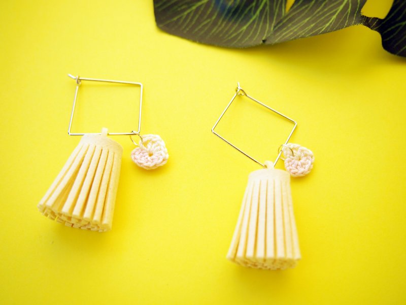 Shaped white tassels with heart-shaped braided earrings - ต่างหู - งานปัก สึชมพู