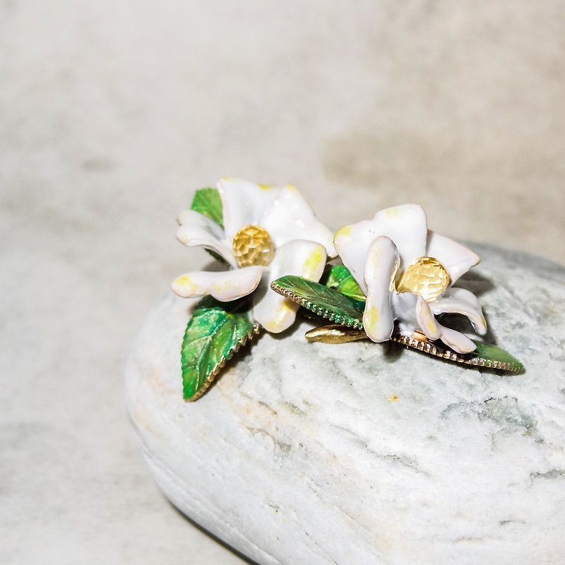 Pre-order of stunning single-petal camellia camellia earrings handmade jewelry - Earrings & Clip-ons - Enamel Gray